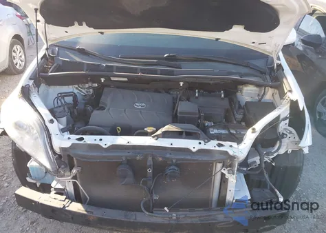 2015 Toyota Sienna Le 8 Passenger z USA, uszkodzony, nr VIN 5TDKK3DC7FS678355